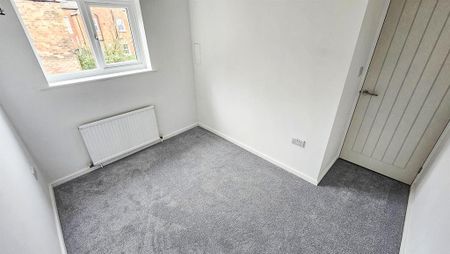 2 bedroom end of terrace house to rent - Photo 3