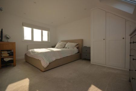 4 bedroom semi-detached house to rent - Photo 3