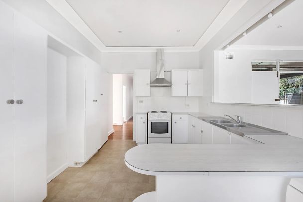 Bright and Spacious Family Home with Pool in Prime Pymble Cul-de-Sac - Photo 1