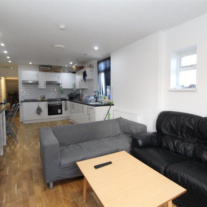 8 bedroom house to rent - Photo 1