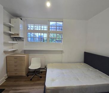 4 bedroom flat to rent - Photo 4