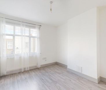 3 bedroom flat to rent - Photo 4