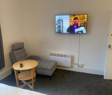 1 bedroom in a flat share to rent - Photo 1