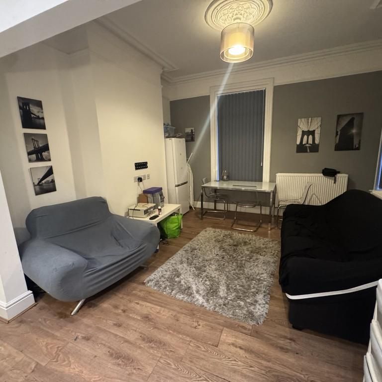 1 bedroom in a flat share to rent - Photo 1