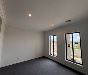 Modern 3-Bedroom Family Home with 2 Bathrooms and Garage - Photo 1