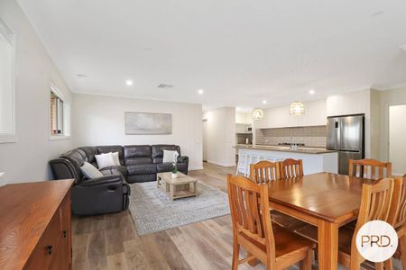 BEAUTIFUL FULLY FURNISHED HOME! - Photo 4