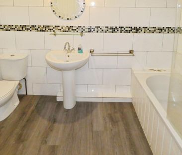 3 bedroom flat to rent - Photo 6