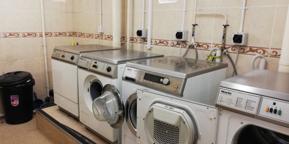 **Apply on line ** Two Bed flat, 3rd floor with lift, standard bathroom. Capstan House - Photo 3