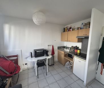 GRAND STUDIO MEUBLÉ AVEC PARKING - Photo 2