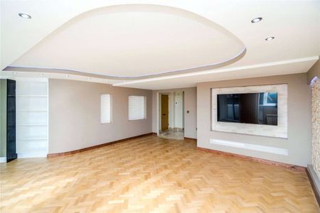 Three bedroom, three bathroom apartment finished to an exceptional standard set within a portered block - Photo 3