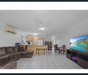 4 BEDROOM HOUSE ON A 1000+SQM BLOCK - Photo 1
