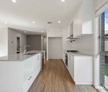 Modern Throsby Home - Photo 5