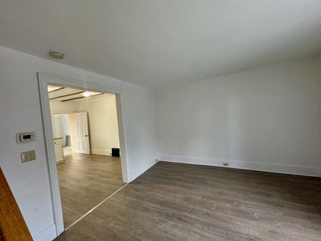 109 Clothier Street West - Photo 2