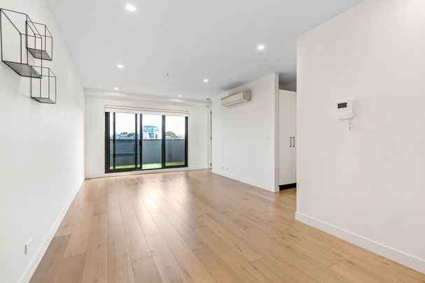 MODERN TWO BEDROOM APARTMENT IN GREAT LOCATION - Photo 1