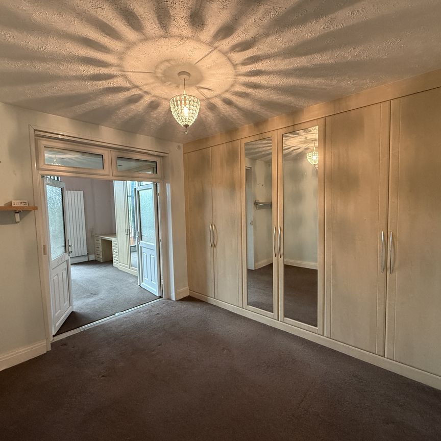 Spacious 4/5 bed semi-detached home on Repton Avenue, Derby. Set over 3 floors with large lounge, modern kitchen, mezzanine bedroom, loft room, 2 bathrooms, garden, workshop & driveway. Ideal for families seeking flexible living in a prime location. Contact Property Options to view! - Photo 1