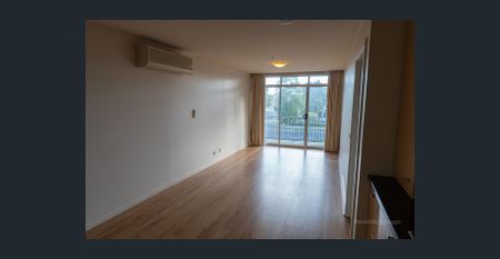 LARGE OPEN PLAN 1 BEDROOM APARTMENT! - Photo 2
