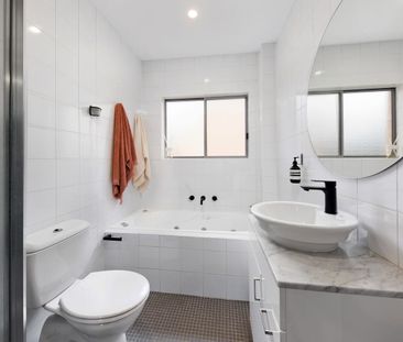 Spacious Two Bedroom Townhouse with Beachside Convenience - Photo 6