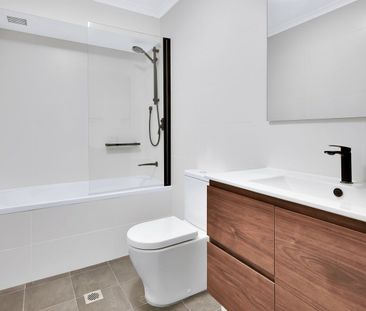 Light-Filled Two-Level Apartment with Rooftop Terrace - Photo 4