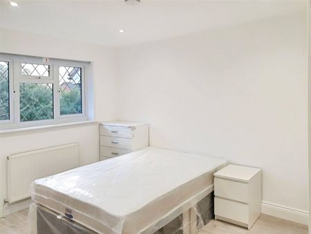 Corby Drive, Englefield Green, Egham, Surrey, TW20 0TR - Photo 5