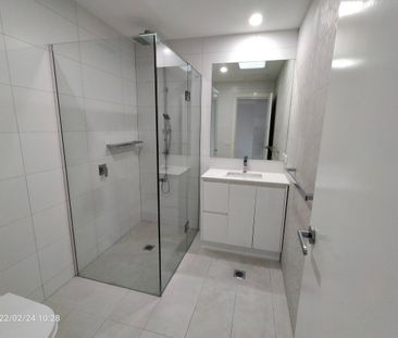 A perfect family home offering convenience and contemporary flare! - Photo 2