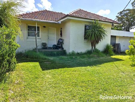 6 Johns Avenue, Macquarie Fields, NSW 2564 - Photo 5