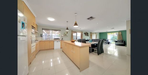 9 Elliott Court Burnside VIC - Photo 1