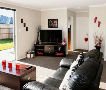 Spacious, Comfortable Family Home in Addison - Photo 3