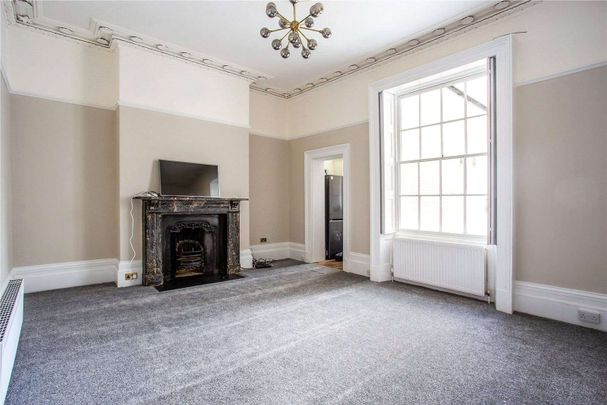 ***SHORT LET*** An impressive Townhouse overlooking Pittville Park. - Photo 1
