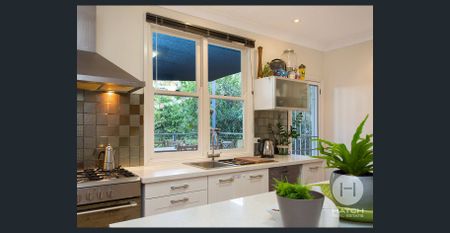 Stunning five bedroom home in the heart of Holland Park - Photo 3