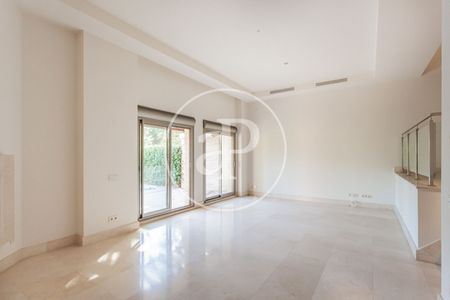 House for rent in La Finca (Pozuelo) - Photo 5