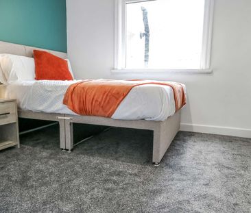 Beautifully Presented 6 bedroomed property Room 2 - Photo 5