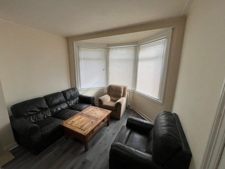 4 Bed Semi-Detached House, Marionville Drive, EH7 - Photo 2