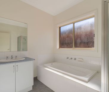 Low Maintenance Family Home in prime location. - Photo 2