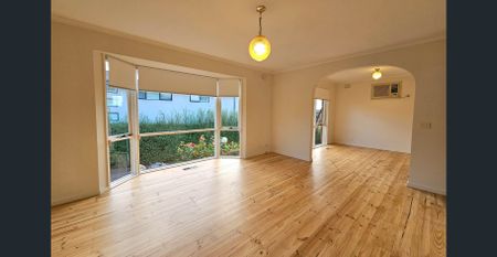 CENTRAL LOCATION AND BEAUTIFULLY PRESENTED - Photo 2