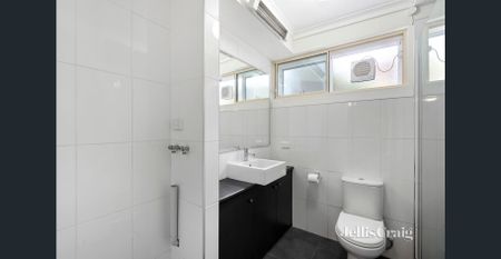 Spacious Ground Floor Apartment with Oversized Courtyard - Photo 4