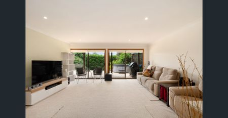 Spacious Family Oasis with Pool – Moments to Mona Vale Village - 6 month lease - Photo 2