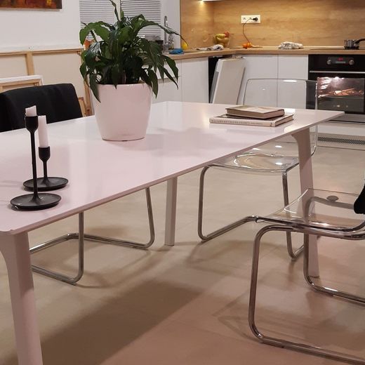 Krásny -2-izbový byt s veľkou terasou a s vlastným parkovacím miestom. - Fotografia 1