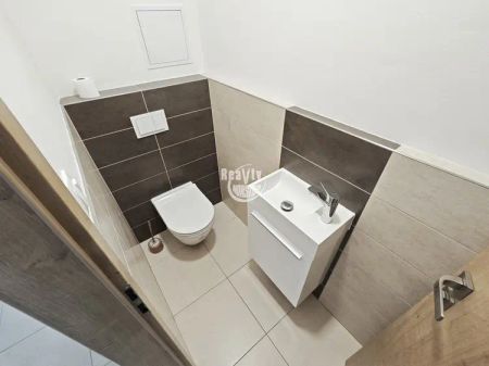 Nabízíme pronájem zánovního zděného bytu 2+kk s balkónem a garážovým stáním, Lužická, Jihlava - Fotografie 5