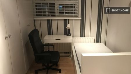 Beds for rent in a shared room for students in Dublin - Photo 4