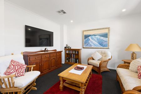 Modern 3 Bedroom Home in Sought-After Location - Photo 2