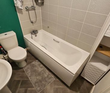 3 bed Semi-Detached - To Let - Photo 4