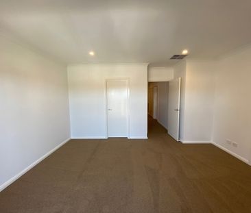 two-storey 4 Bedroom Family Delight! - Photo 6