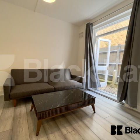 Bright & airy two bedroomed period conversion with charming patio garden - Photo 1