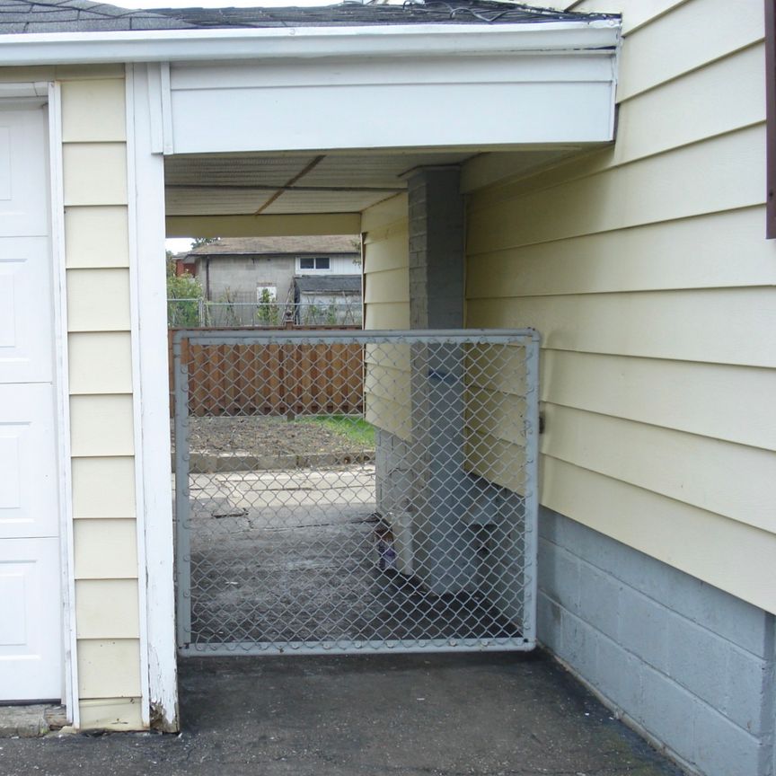 2 story Full House - Photo 1