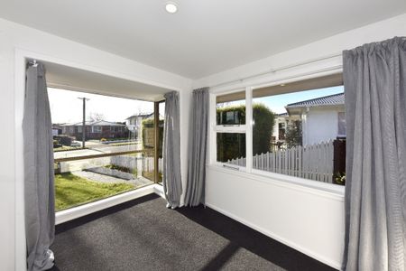 Comfortable, Sunny 4-Bedroom Home in popular Redwood - Photo 3