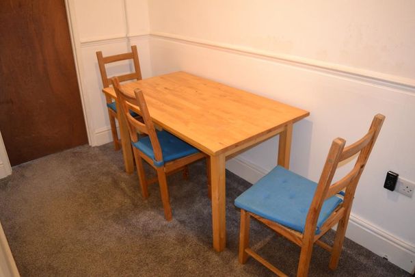 4 bedroom end of terrace house to rent - Photo 1