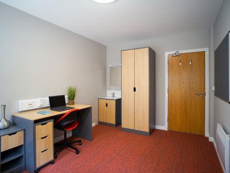 1 bedroom in a flat share to rent - Photo 3