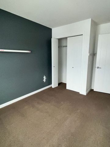 3 bed/2.5 bath Townhouse in Glenmore - Photo 5