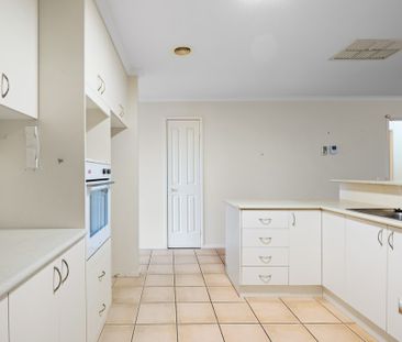 Spacious 4-bedroom Family Home In Quiet Location – Easy Access To L... - Photo 3