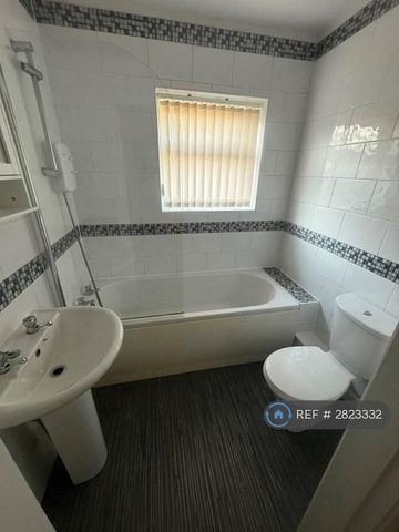 3 bedroom detached house to rent - Photo 4